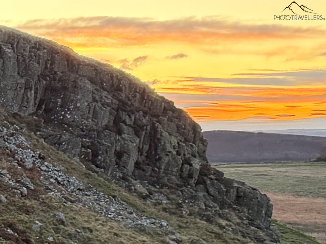 Sonnenaufgang über dem bekannten Hadrianswall in England (100-Prozent-Ausschnitt)