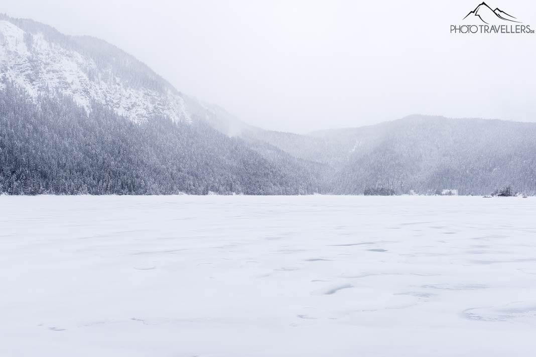 Der Blick über den zugefrorenen Eibsee im Winter