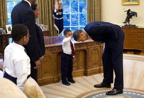Un enfant touche la tête de Barack Obama Un enfant touche la tête de Barack Obama