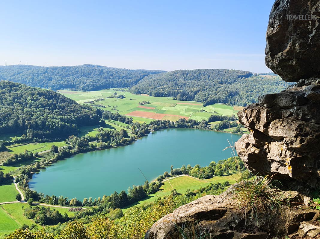 Der Happurger Stausee von oben. Den schönsten Blick aus hast du vom Hohlen Fels