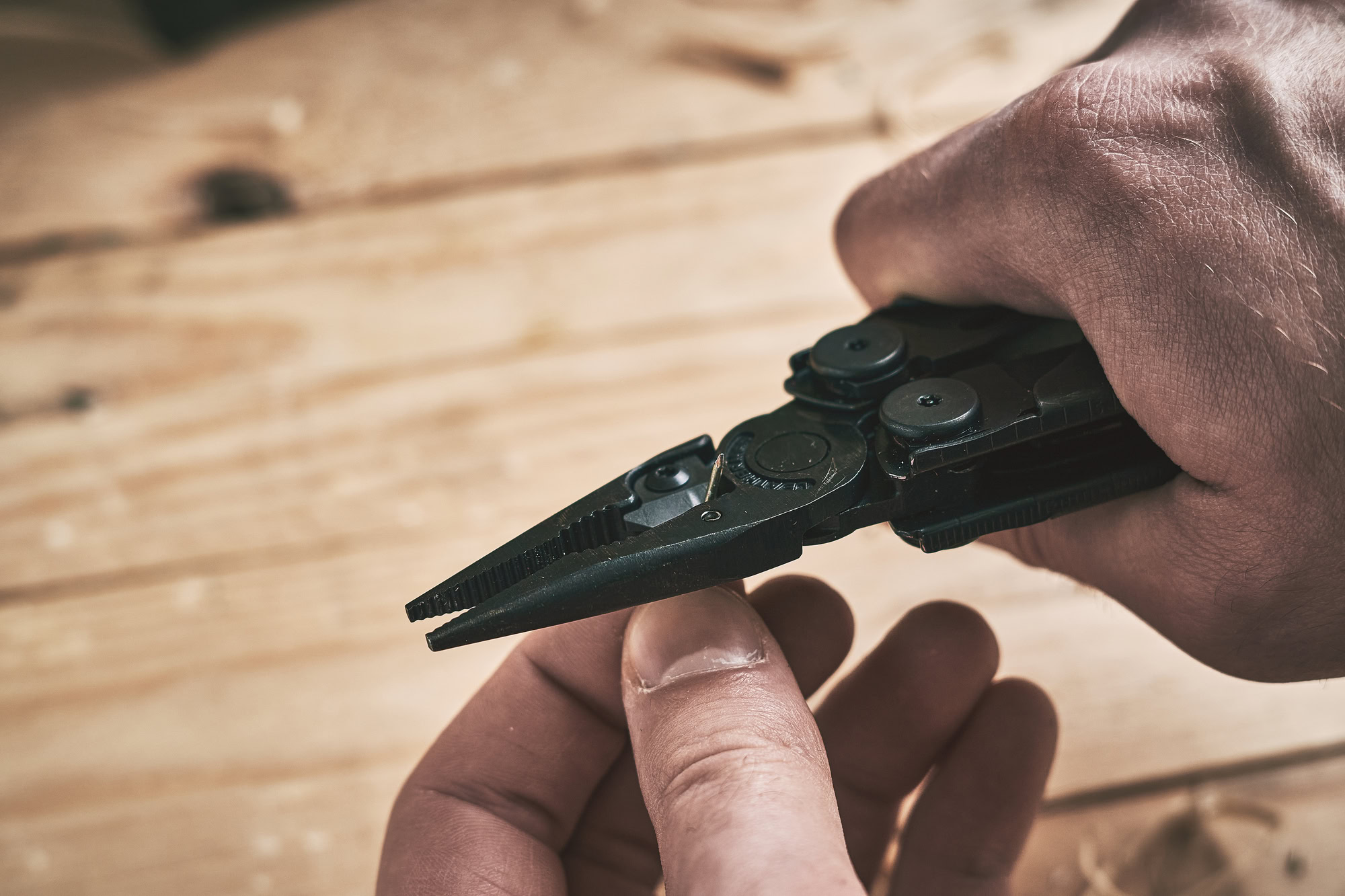 Multitools beim Innenausbau: Praktische Helfer oder überschätzte Alleskönner? LVIV, UKRAINE - December 21, 2023:: Multitool Leatherman Wave Plus black