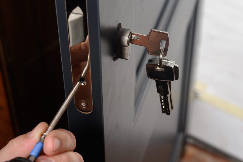 What does an emergency locksmith do?