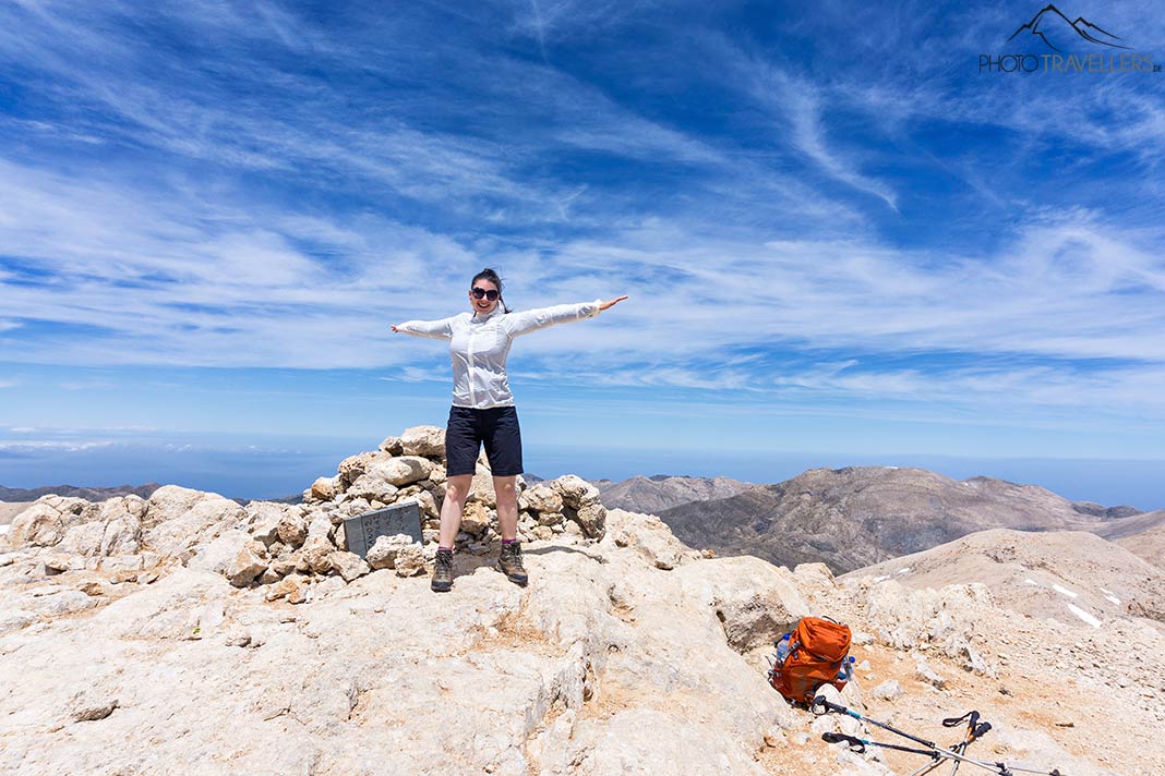 Reisebloggerin Biggi Bauer auf dem Pachnes-Gipfel, Kreta
