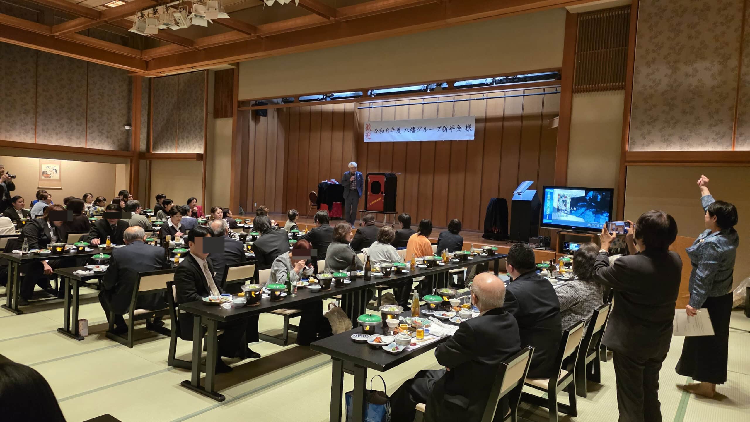 和倉温泉「日本の宿 のと楽」でマジックショー!20年のご縁と能登の復興 2 のと楽の大広間ステージでマジックショーを披露するコンプレッサー