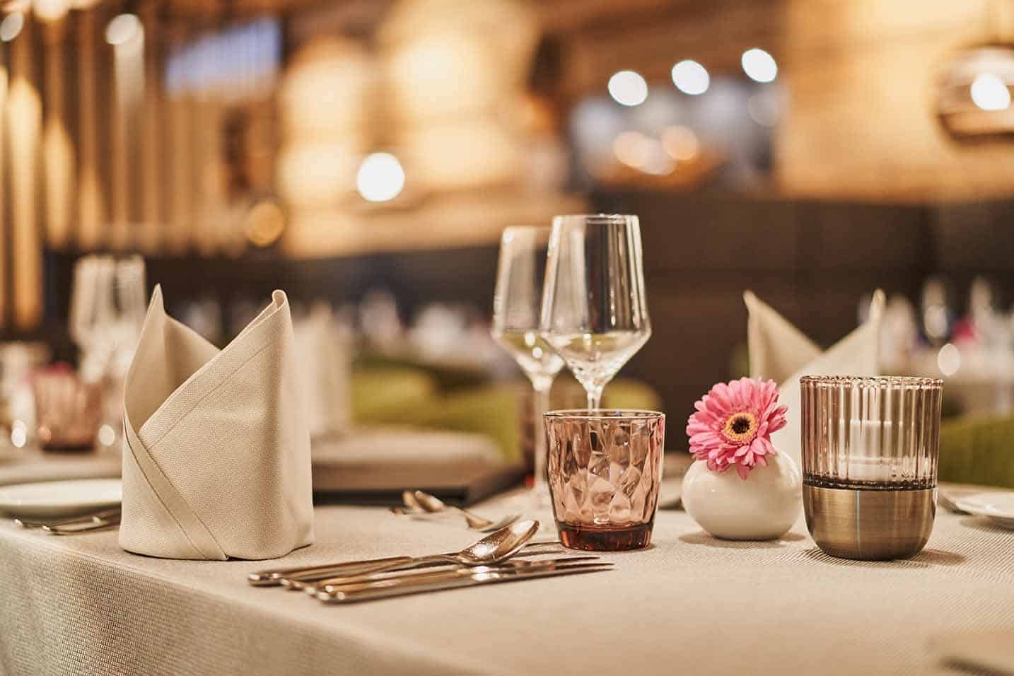 Liebevoll gedeckter Tisch in der Josefistube