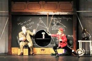 Profesor și elev în scenă de teatru educațional despre geometrie, cu tablă și diagrame geometrice. Profesor și elev în scenă de teatru educațional despre geometrie, cu tablă și diagrame geometrice.
