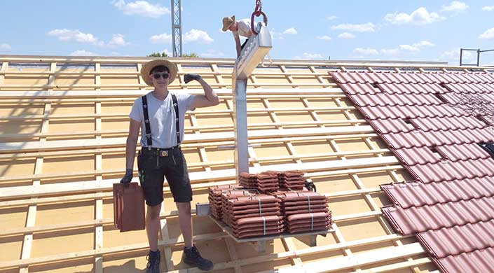 Bild von HeRo-Holzbau Mitarbeiter auf dem Dach