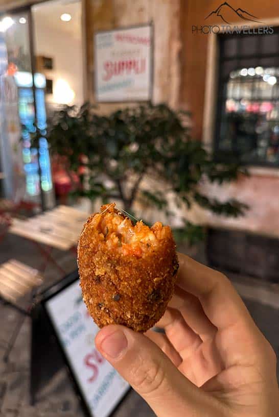 Eine gefüllte Reiskrokette von I Supplì dei Coronari in Rom