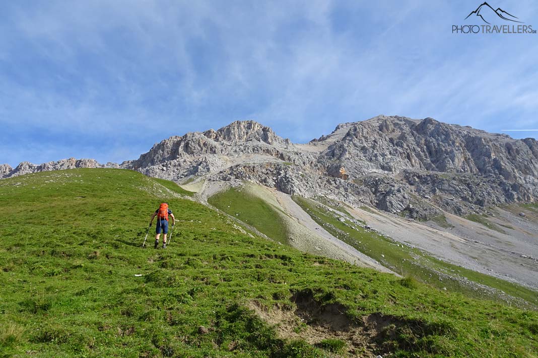 Reiseblogger Florian Westermann steigt einen steilen Grashang in Richtung Hochwanner auf