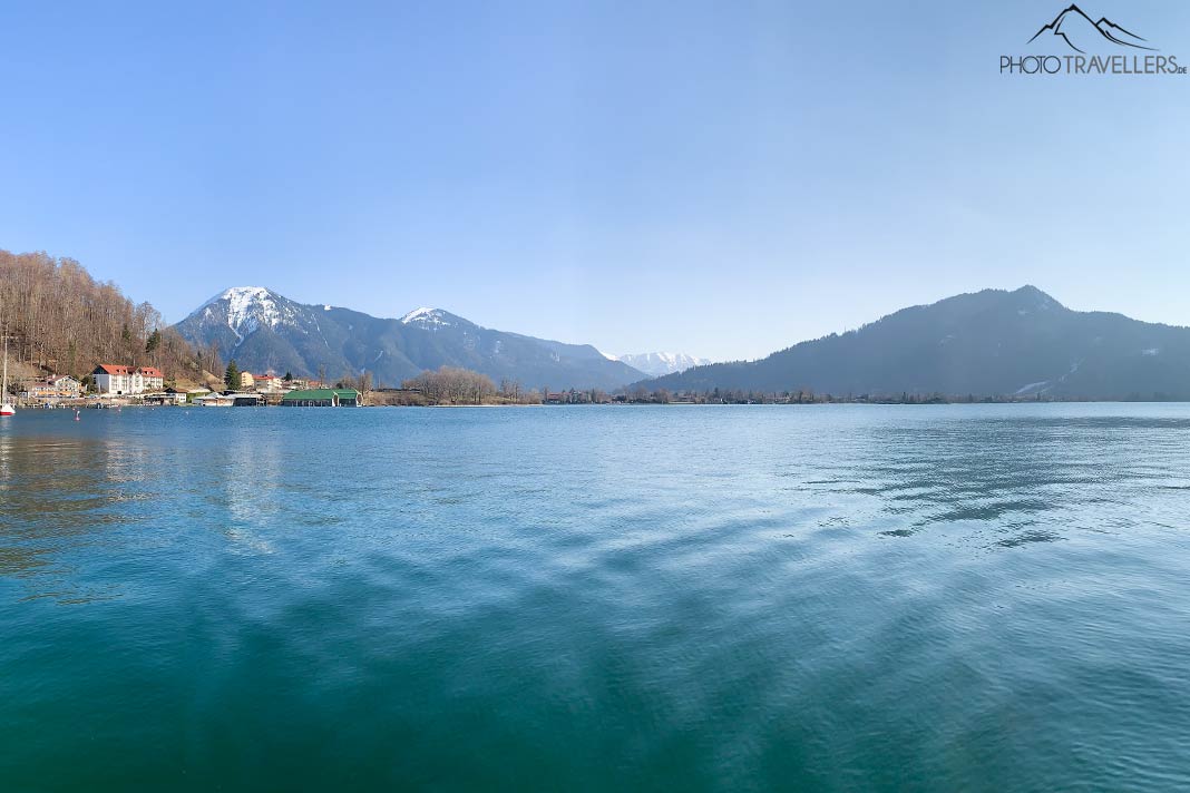 Der Blick über den Tegernsee mit den Bergen im Hintergrund