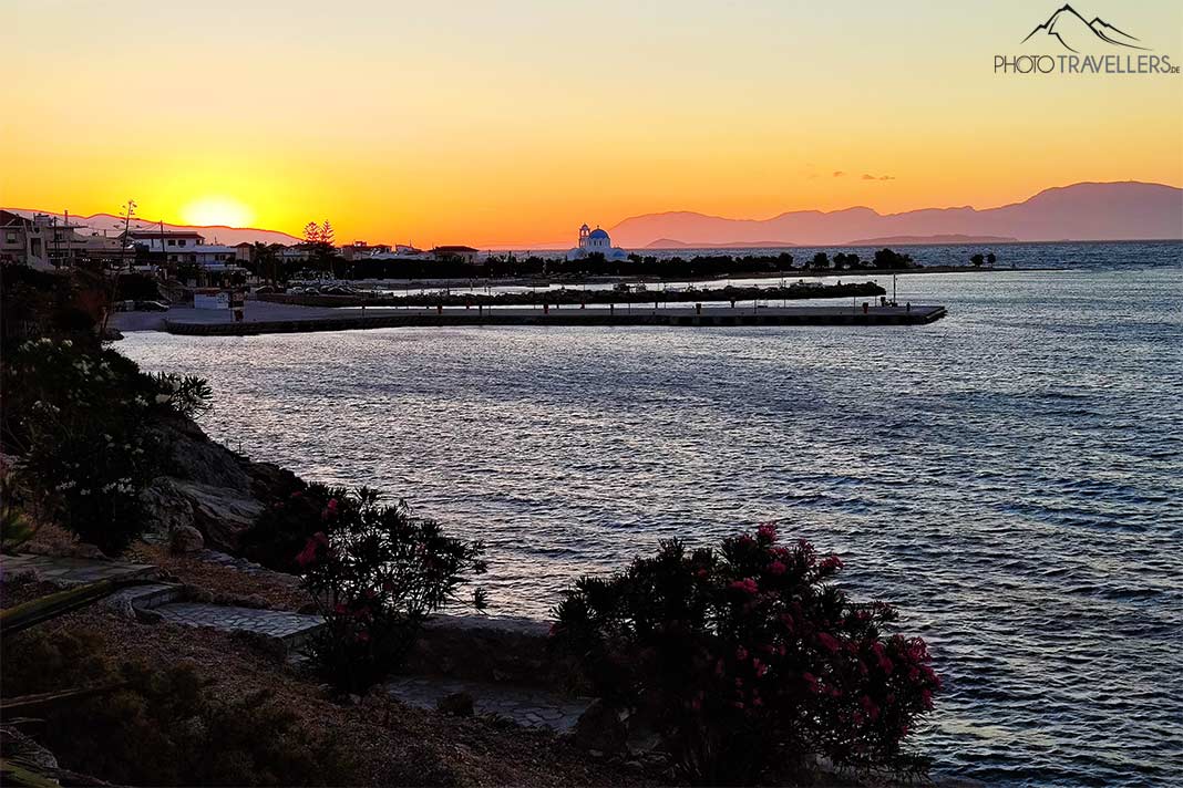 Der Anleger und die Felsküste von Skala im Sonnenuntergang