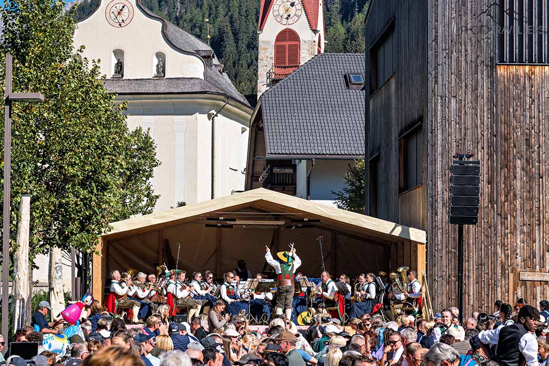 Blaskapelle beim Almabtrieb in St. Martin im Gsieser Tal