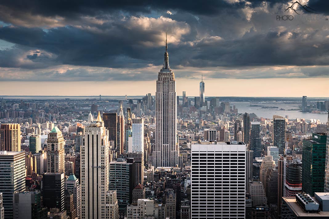 Der Blick vom Rockefeller Center über Manhattan mit dem Empire State Building