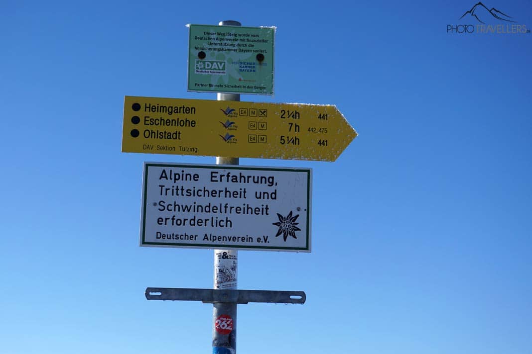 Ein Wegweiser zum Heimgarten mit Warnhinweis