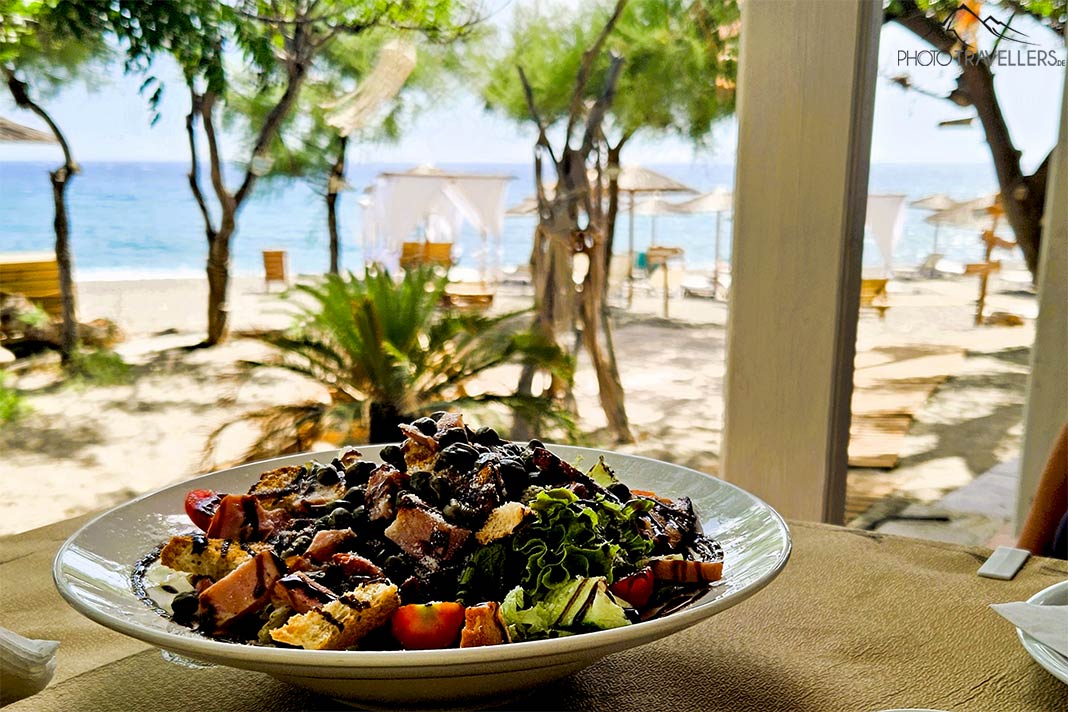Ein sommerlicher Salat steht auf einem Tisch in einer Taverne auf Chios am Meer