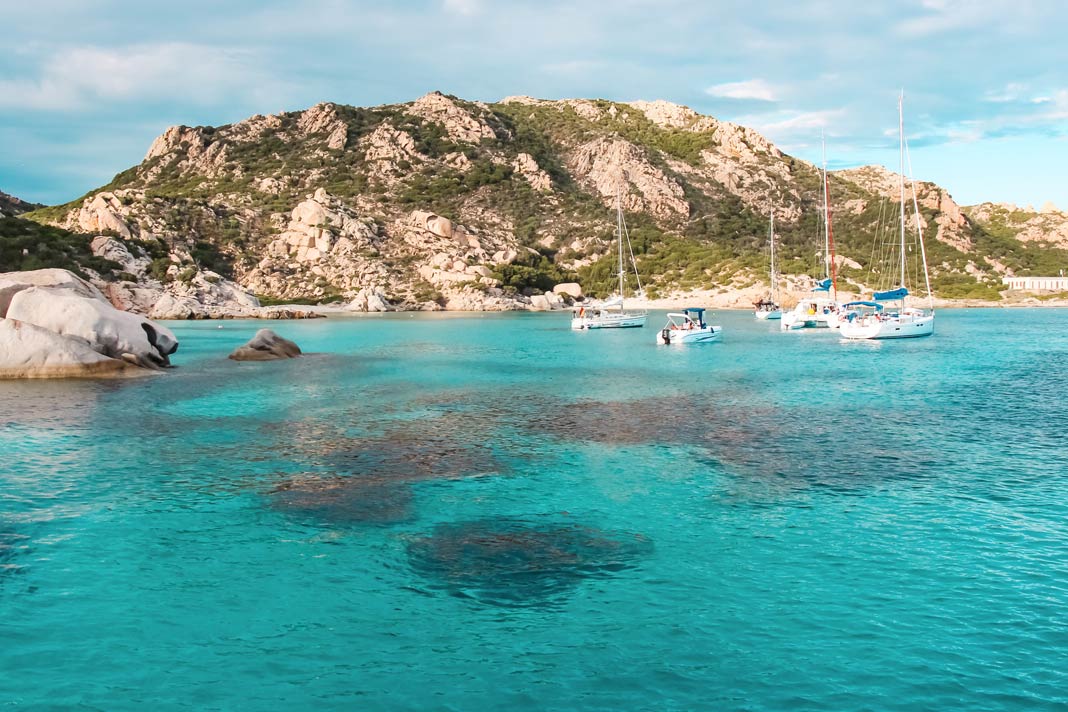 Boote im Wasser an der Costa Smeralda