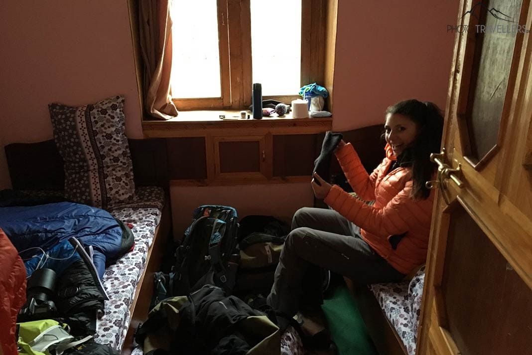 Reisebloggerin Biggi Bauer in einem einfachen Zimmer einer Lodge in Nepal