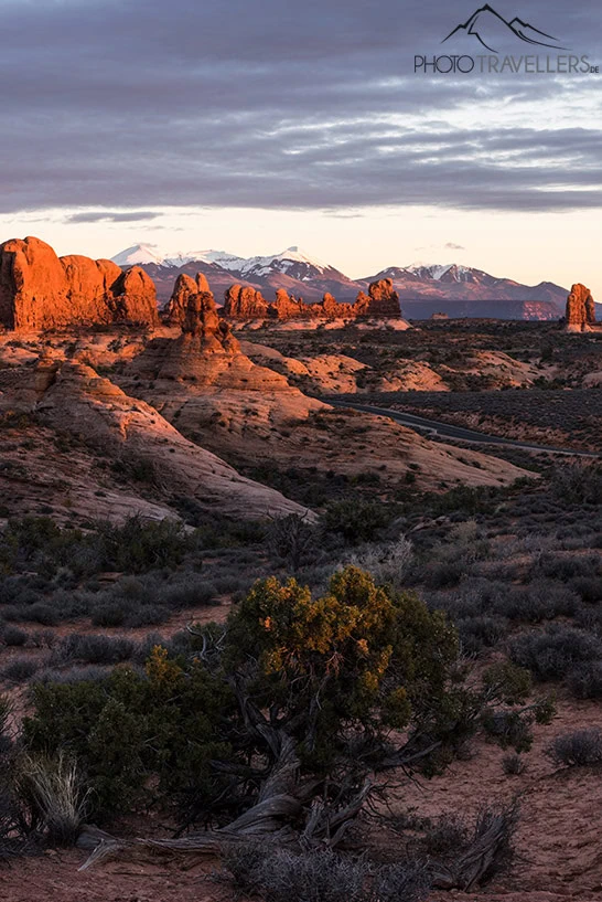 Eine atemberaubende Landschaft im Canyonlands Nationalpark in Utah im Abendlicht