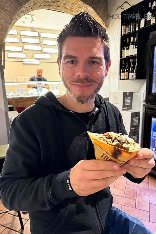 Reiseblogger Florian Westermann mit einem Trapizzino