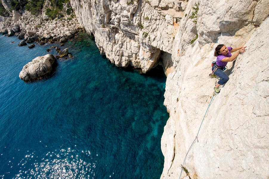 Klettern in der Calanques, blick von oben auf den Kletterer und das Meer.