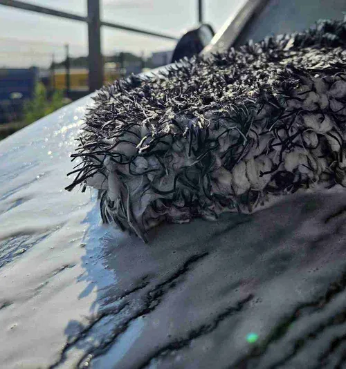 Autowaesche per Hand bis ins Detail