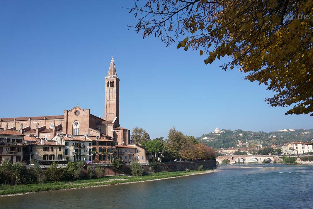 Die Kirche Sant Anastasia in Verona, gelegen am Fluss