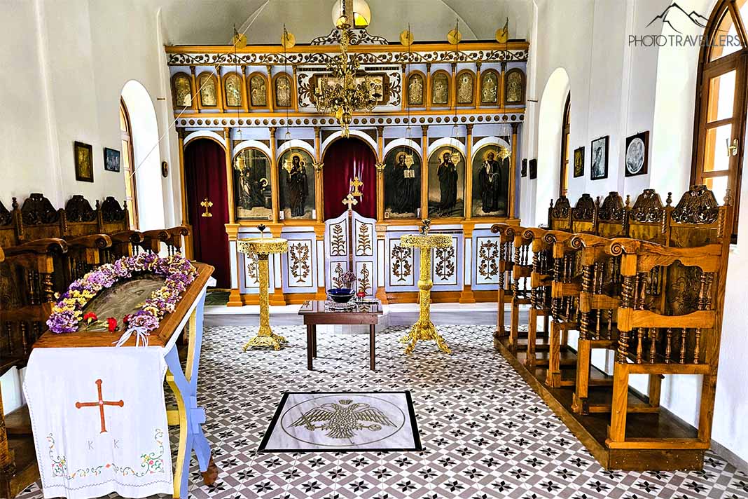 Goldene Ikonenwand mit Stühlen im Inneren der Kapelle Agios Ioannis