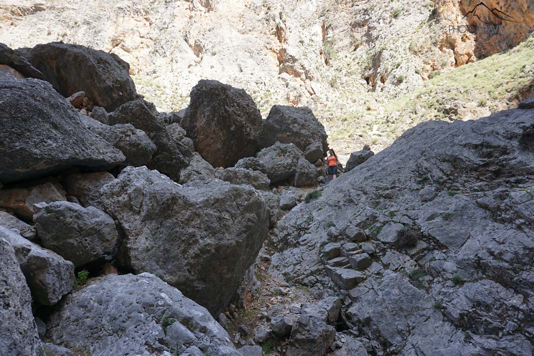 Reisebloggerin Biggi Bauer auf einem riesigen Felsen in der Aradena-Schlucht auf Kreta