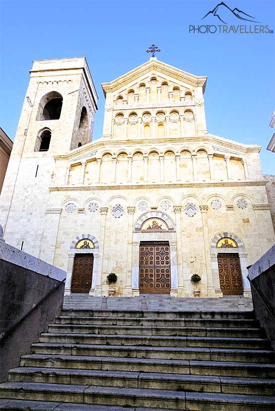 Die verzierte Fassade der Kathedrale di Santa Maria wird seitlich von einem Glockenturm flankiert