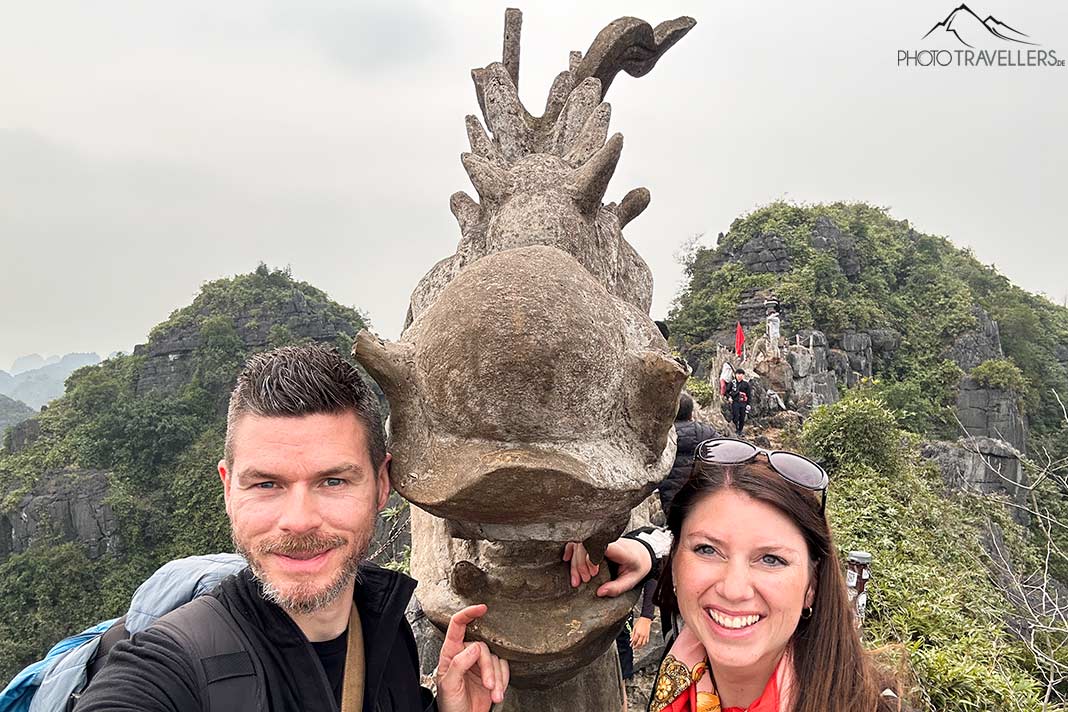 Die Reiseblogger Florian Westermann und Biggi Bauer auf dem Lying Dragon Mountain mit dem Drachenkopf