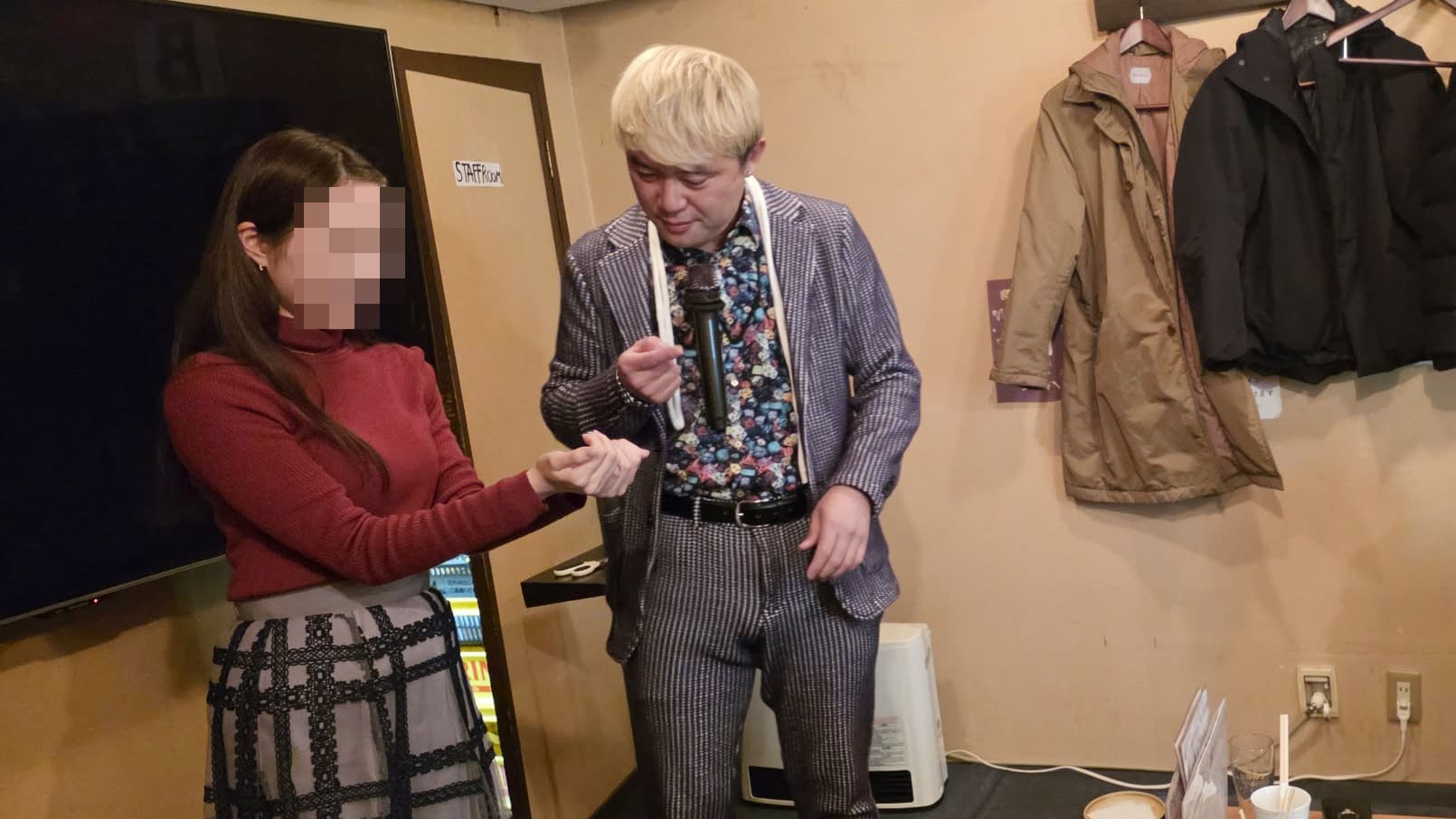 富山での送別会余興にマジシャン!サプライズゲスト出演レポート 2 富山の送別会サプライズ!マジックに驚き感動する主役のアナウンサーさん