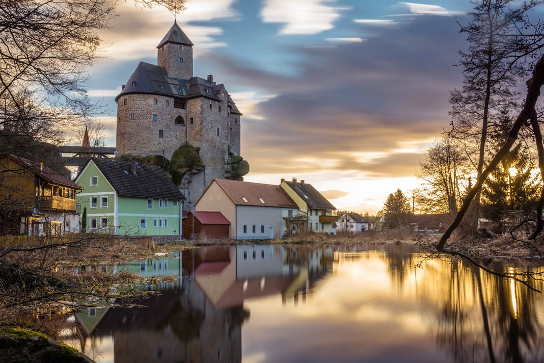 Die Burg Falkenberg am Ufer der Waldnaab hoch über den Dächern von Falkenberg ist Hotel, Museum und Veranstaltungszentrum zugleich