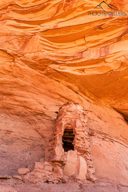 Eine kleine Navajo-Ruine im Sandstein im Monument Valley
