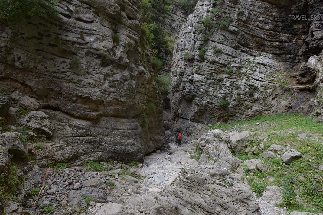 Reisebloggerin Biggi Bauer wandert zwischen hohen Felswänden der Imbros-Schlucht