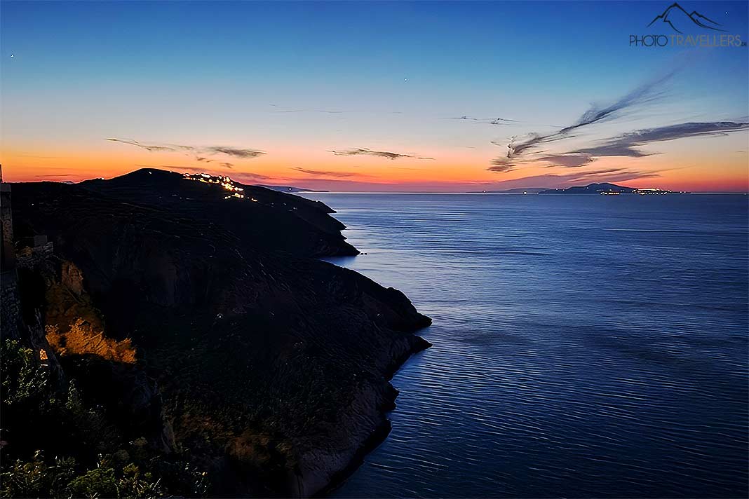 Steilküste von Folegandros während des Sonnenuntergangs
