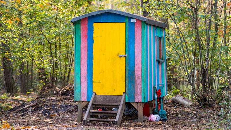 Dieses Bild zeigt eine bunte Holzhütte