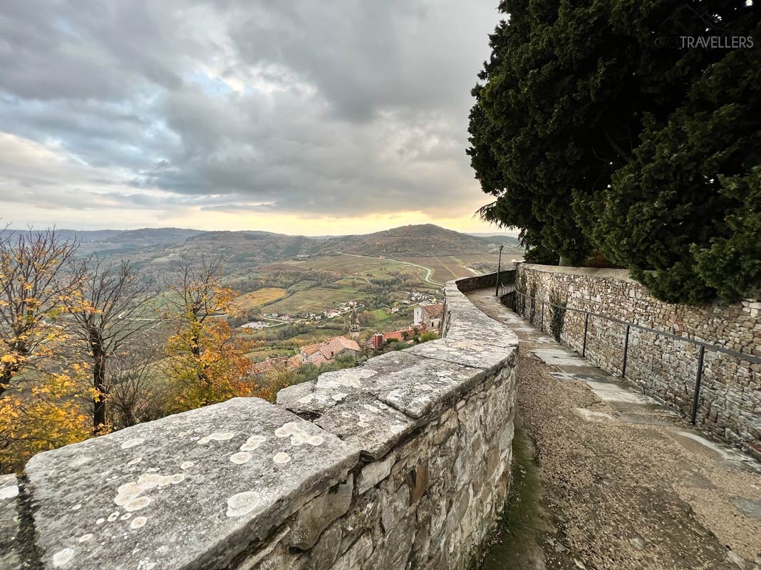 Die Stadtmauer von Motovun am Abend