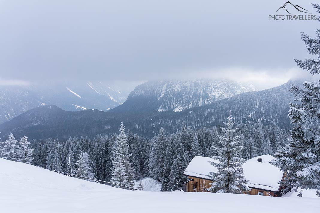 Eine verschneite Hütte auf dem Hohen Kranzberg