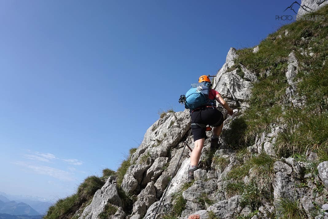 Reisebloggerin Biggi Bauer an einer Kletterstelle im Gamsängersteig