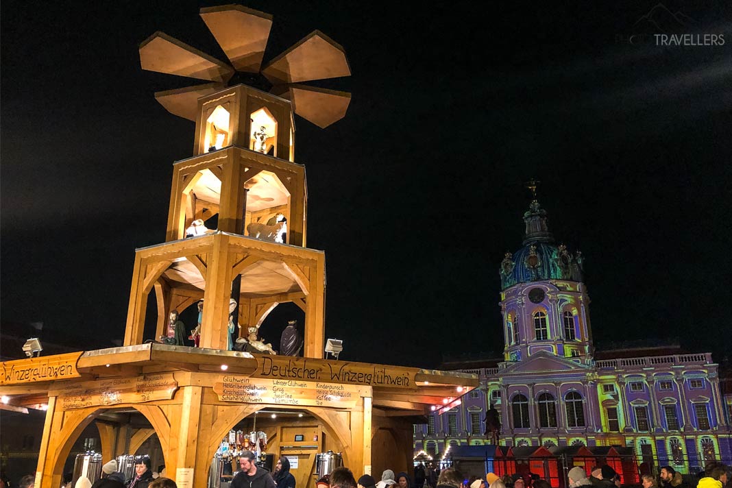 Blick auf eine Weihnachtspyramide vor dem Schloss Charlottenburg in Berlin