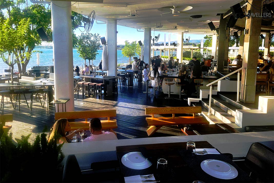 Gäste werden in einem weitläufigen Strandrestaurant in Thessaloniki am Tisch bedient