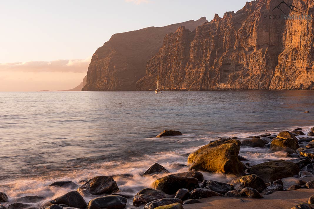 Die Steilklippen Los Gigantes auf Teneriffa am Abend