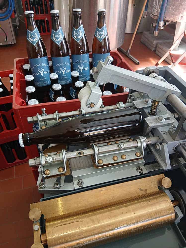 Das Bräu Weissbier wird ettiketiert