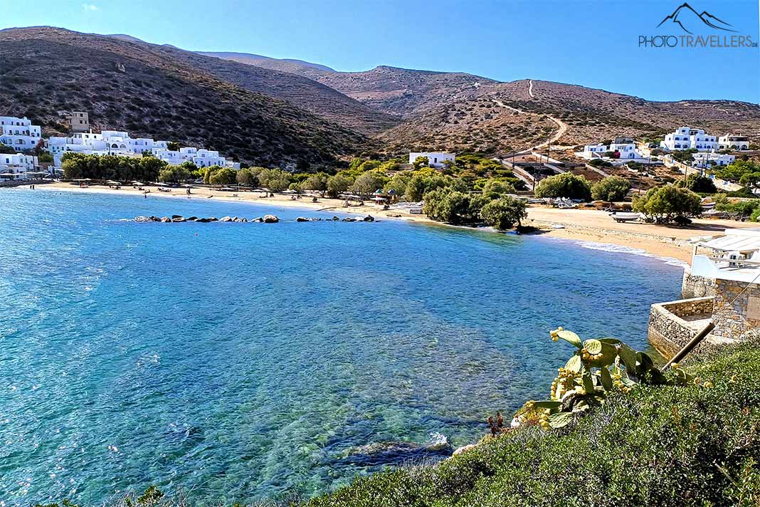 Tiefblaues Wasser, goldgelber Sand und viele Bäume säumen den Strand von Alopronia auf Sikinos
