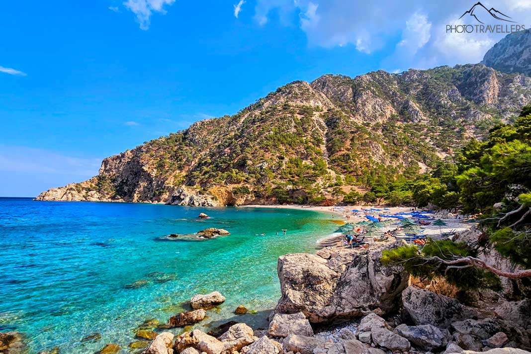 Der Apella Beach ist umrahmt von einer üppig bewachsenen Felslandschaft