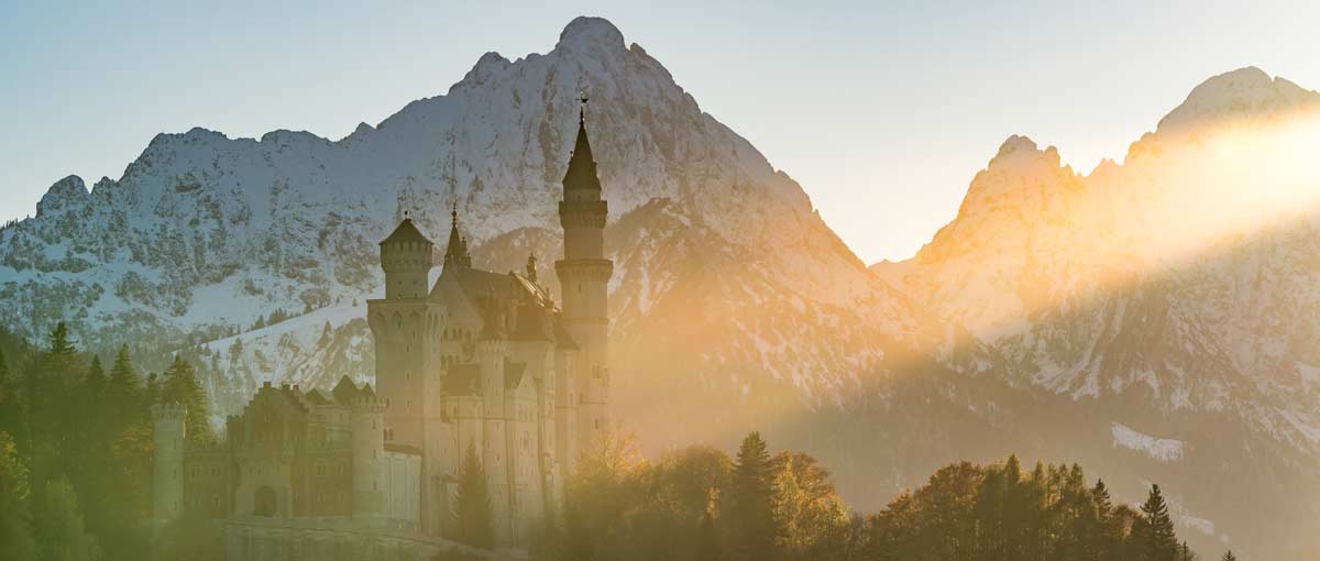 startseite-deutschland-sehenswuerdigkeiten Blick auf Schloss Neuschwanstein mit Bergen im Hintergrund