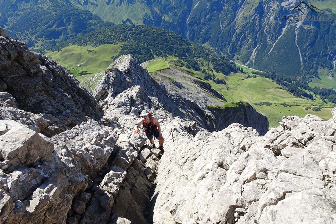 Der Blick von oben auf Reiseblogger Florian Westermann, der die Rinne am Biberkopf aufsteigt