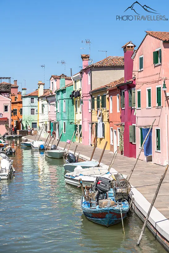 Bunte Häuser an einem Kanal, an dem Boote festgemacht sind, im Örtchen Burano