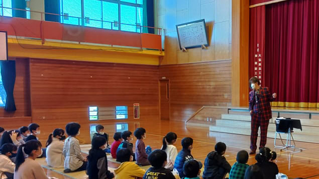 全校生徒50名ほどの小学校さんでの公演でした!毎日マジックを演じることができる喜び、当たり前だったことが当たり前じゃなくなって、感謝の気持ちが大きくなったなぁ(*'ω'*)皆さんの表情をみていると、地域で生きるマジシャンの役割を考えずにはいられません! 1 253288490 508356757142014 426716828002288433 n - 出張マジックショー
