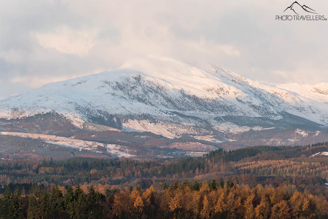Schneebedeckte Berge im Loch Lomond & The Trossachs Nationalpark